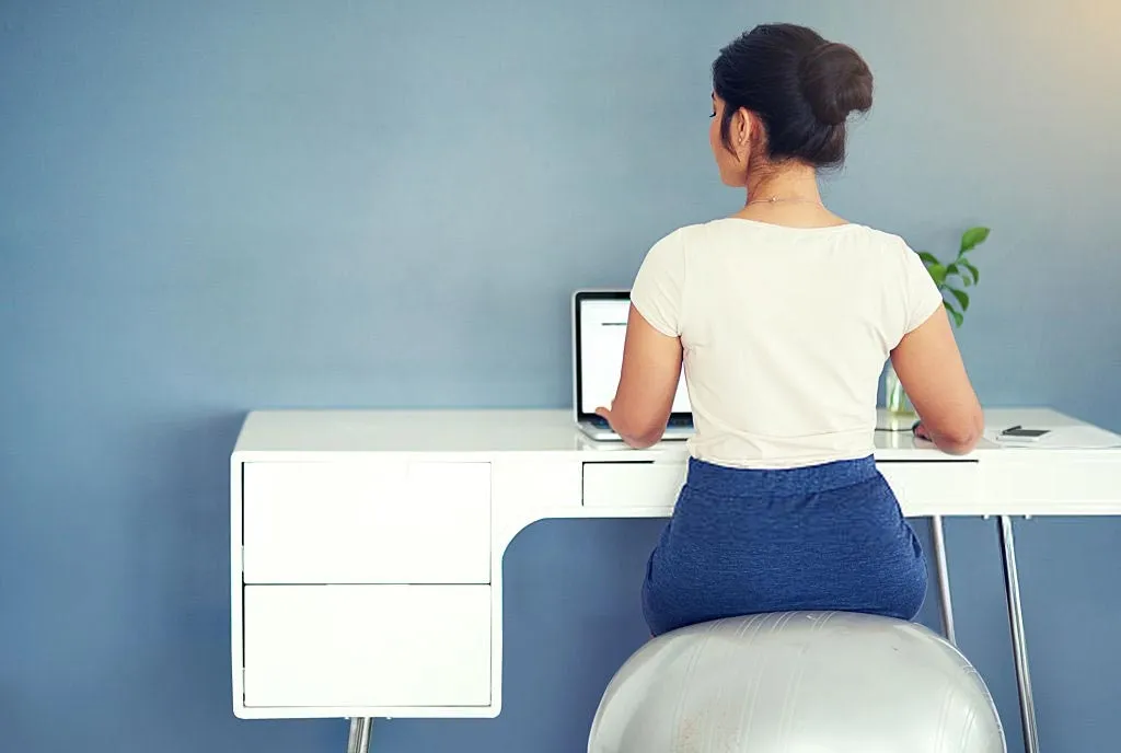 Ballon d’assise au bureau pour corriger la posture