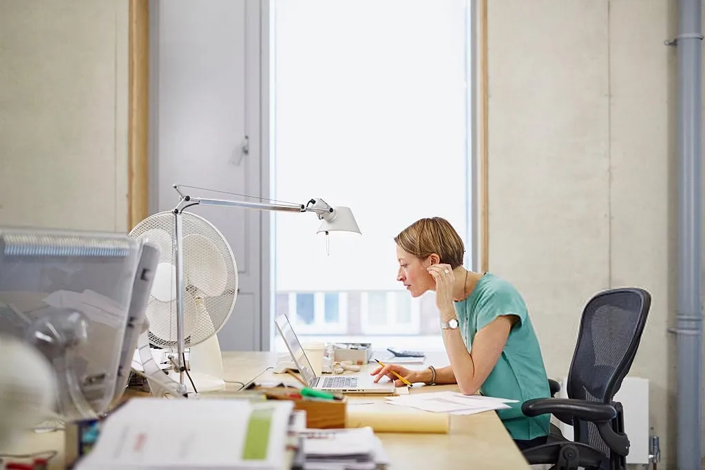 Posture voûtée due à la position assise au bureau