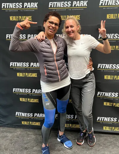 Elsa Clemente, coach sportif, avec une cliente après une séance de coaching en salle de sport