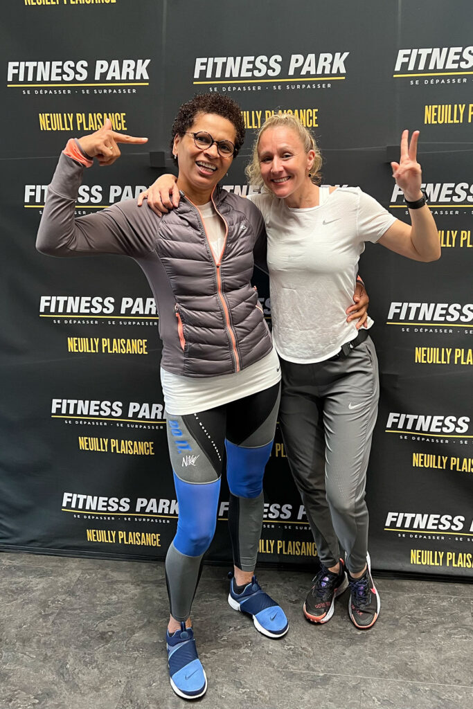 Elsa Clemente, coach sportif, avec une cliente après une séance de coaching en salle de sport