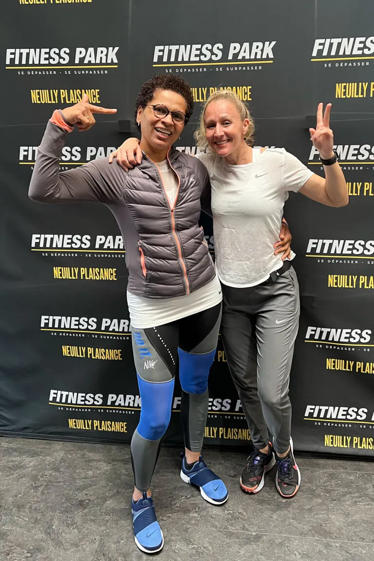Elsa Clemente, coach sportif, avec une cliente après une séance de coaching en salle de sport